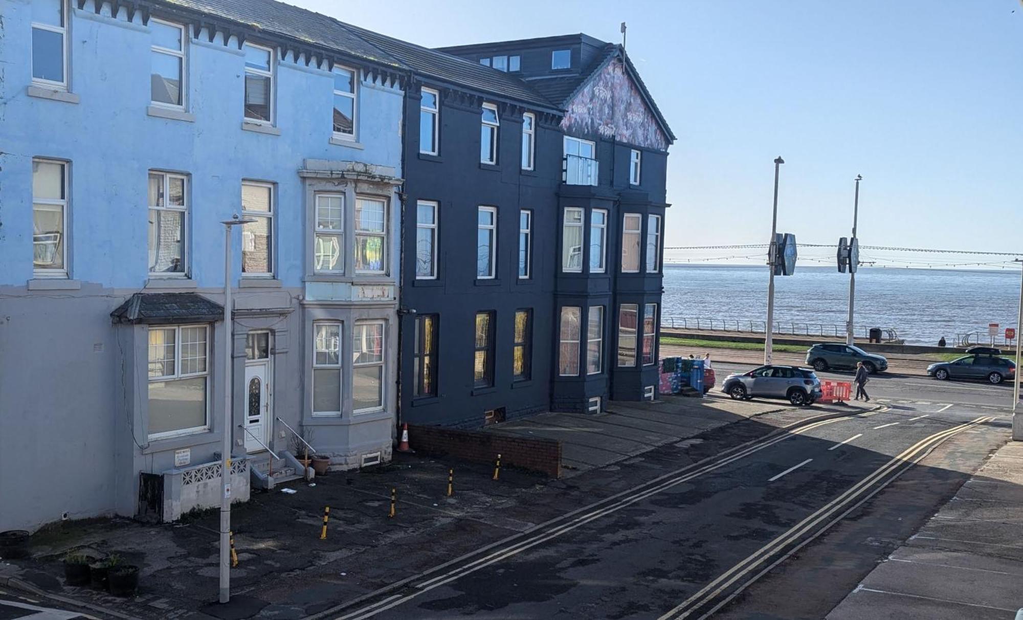 Cosy Casa: Beachfront Promenade Retreat with Free Parking Blackpool Exterior photo