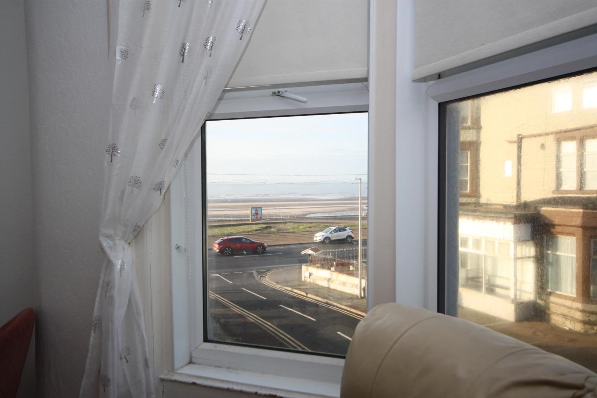 Cosy Casa: Beachfront Promenade Retreat with Free Parking Blackpool Exterior photo