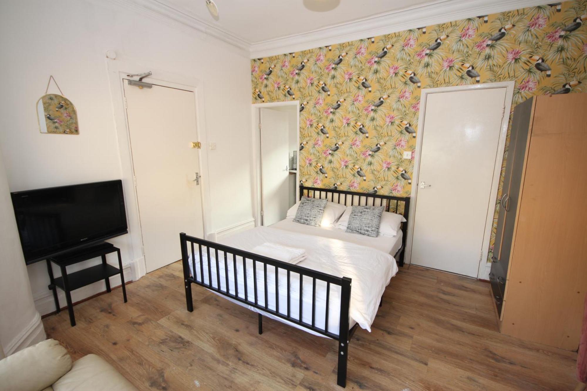 Cosy Casa: Beachfront Promenade Retreat with Free Parking Blackpool Exterior photo