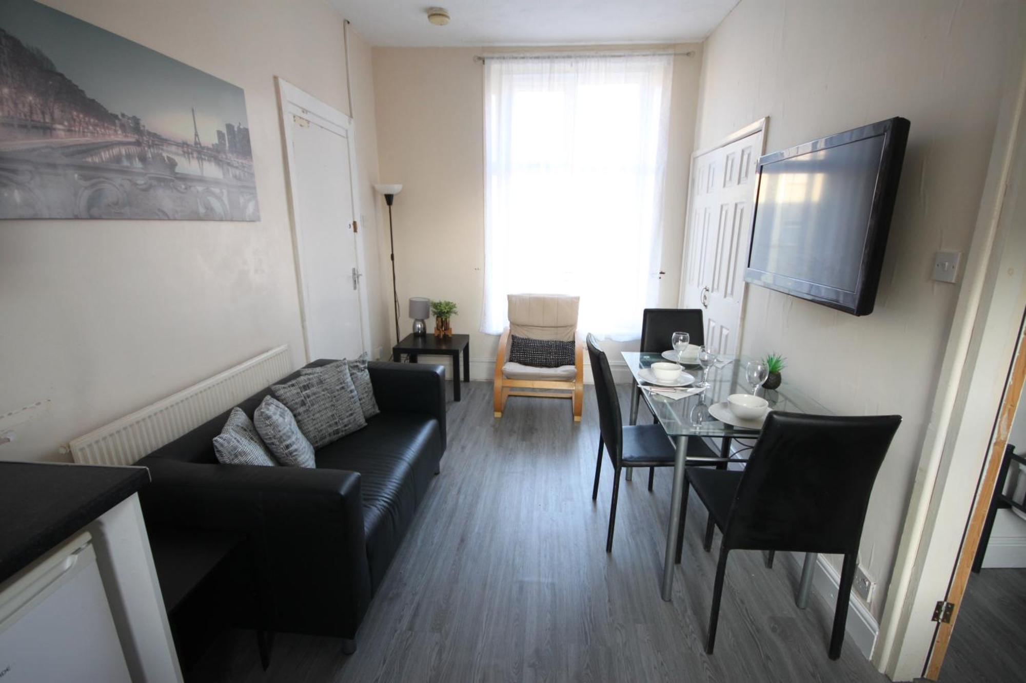 Cosy Casa: Beachfront Promenade Retreat with Free Parking Blackpool Room photo