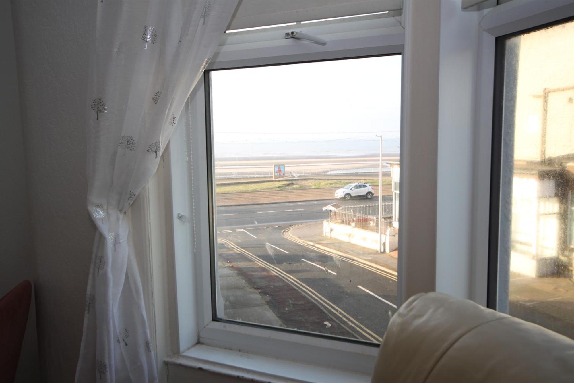 Cosy Casa: Beachfront Promenade Retreat with Free Parking Blackpool Exterior photo