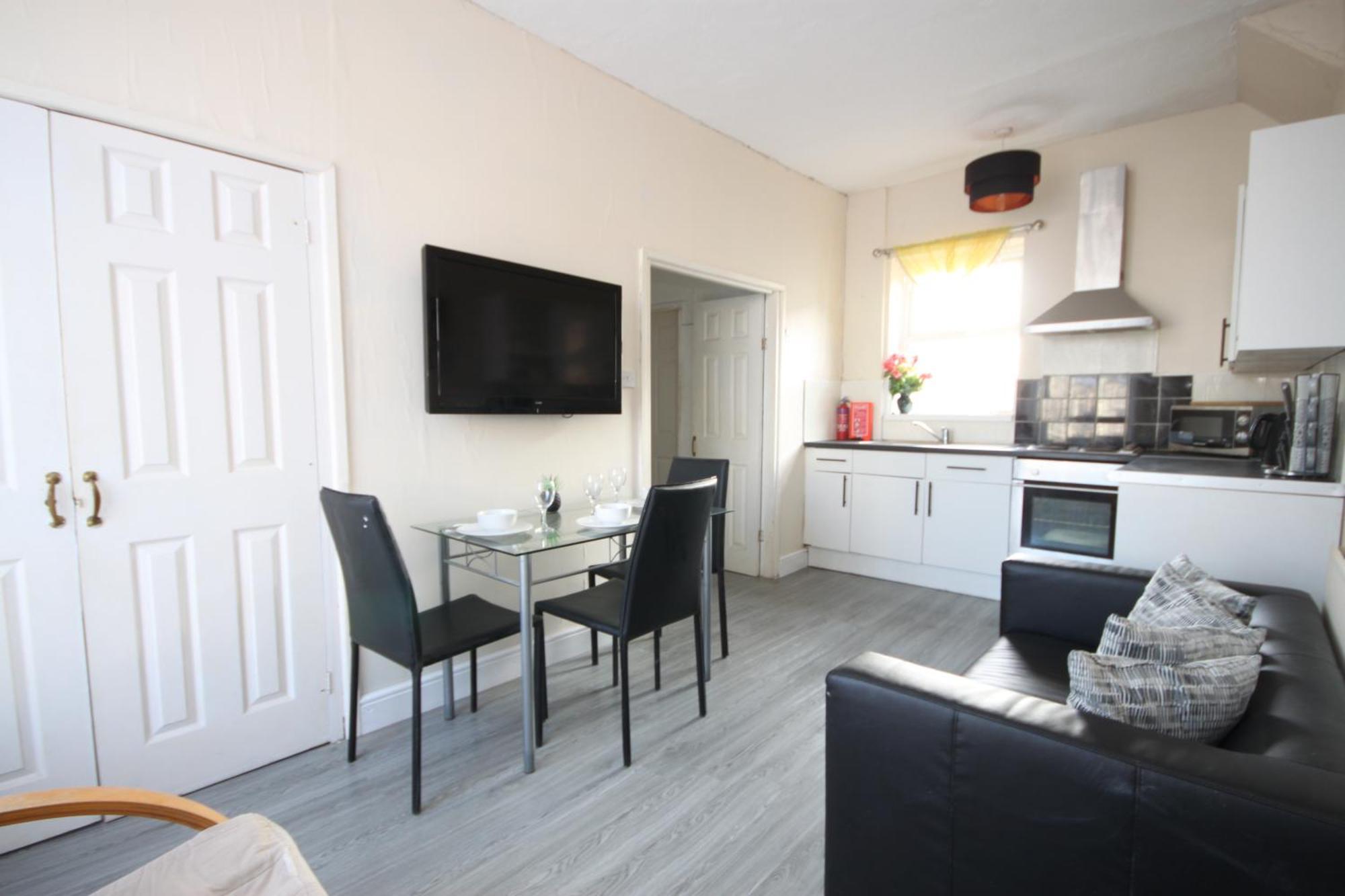 Cosy Casa: Beachfront Promenade Retreat with Free Parking Blackpool Exterior photo