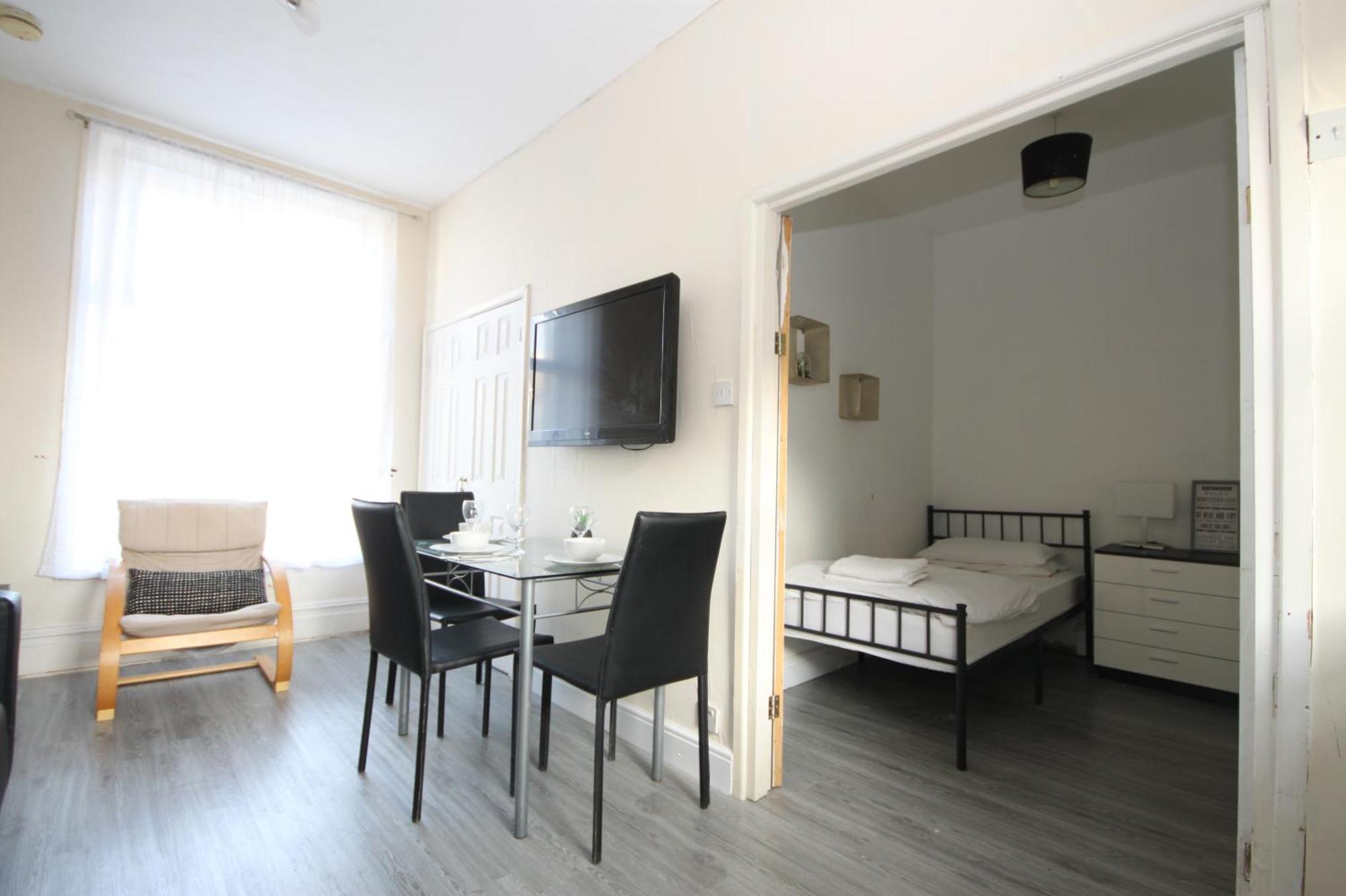 Cosy Casa: Beachfront Promenade Retreat with Free Parking Blackpool Exterior photo